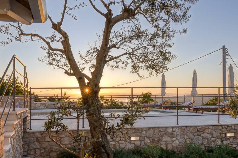 Villa with barbecue, garden & terrace | Water view — photo 4