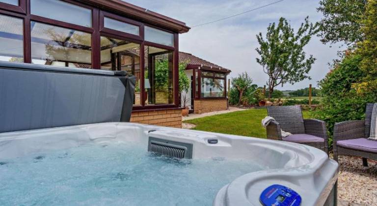 House with hot tub in Falkirk