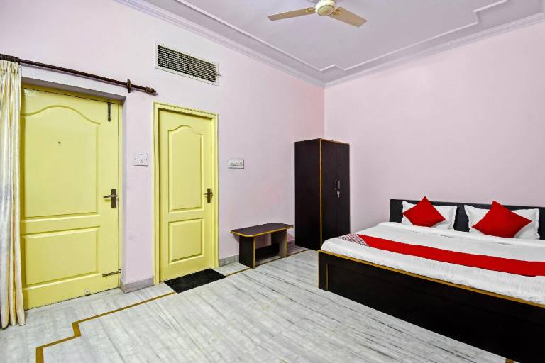 Hotel O Madhav Palace