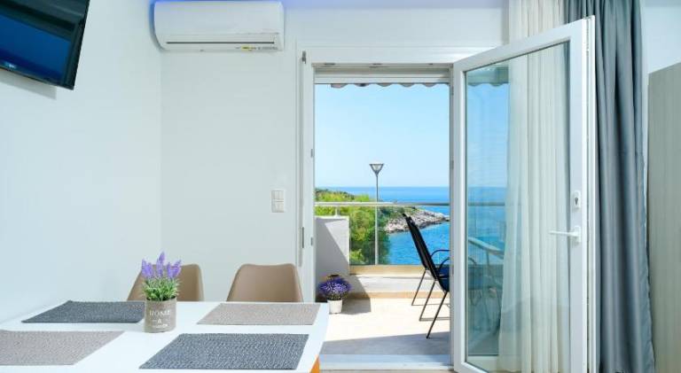 Apartment with terrace — photo 5