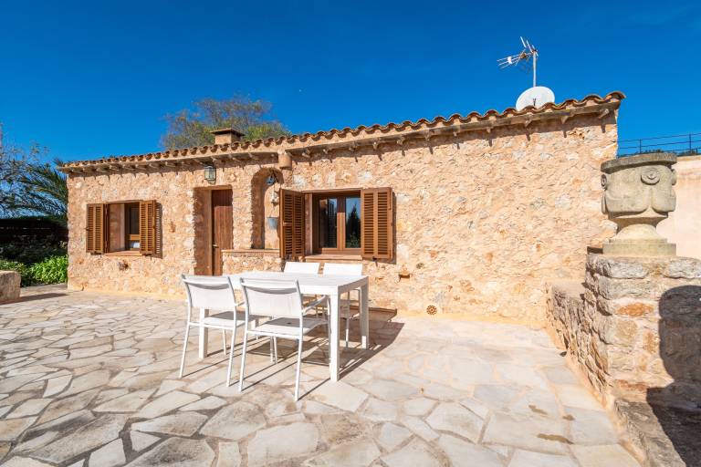 Fully equipped vacation home with barbeque, patio & yard | Garden view | Suitable for remote work | Pets are welcome — photo 3