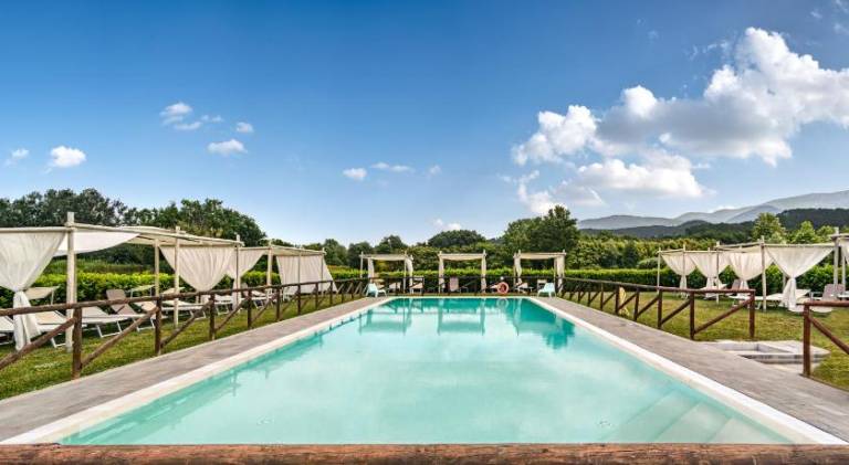 Serviced apartment with patio, barbecue & pool in Lucca