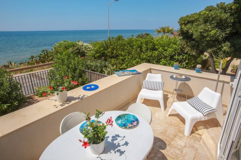 Rental apartment with barbeque, yard & patio | Sea view — photo 2