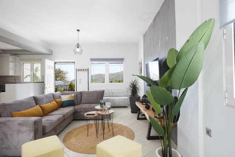 Rental apartment with yard, patio & private pool — photo 4