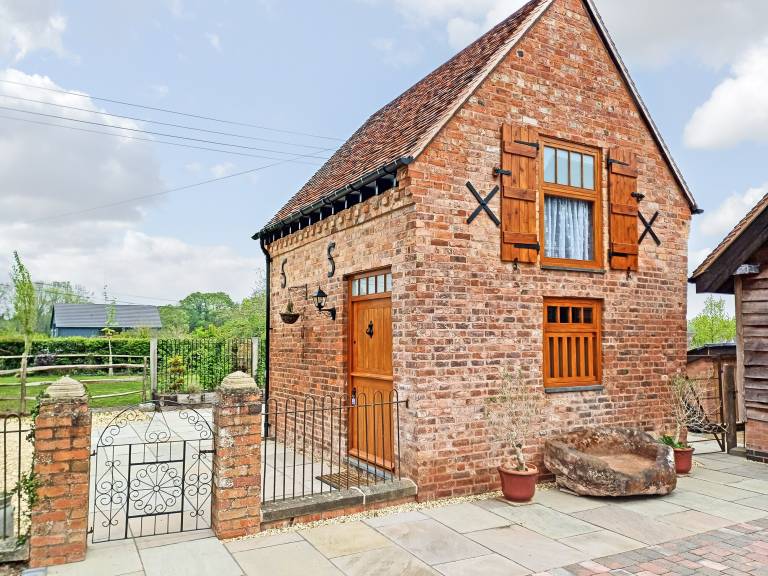 Family-oriented cottage with yard & barbeque | River view | Pet-friendly in Malvern