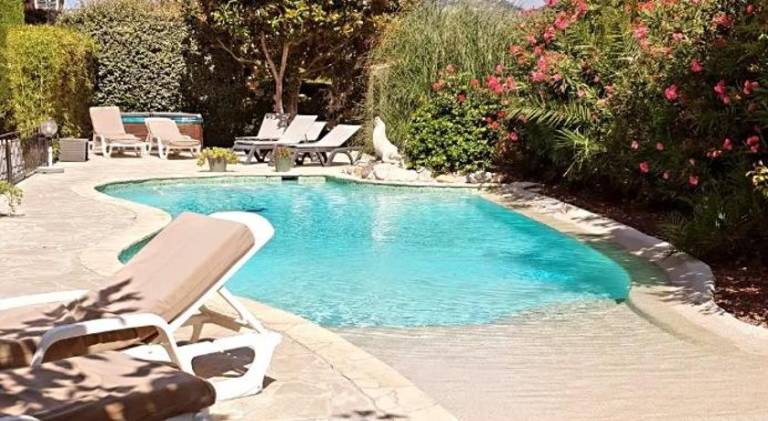 Vacation home with pool, yard & patio in Sanary-sur-Mer
