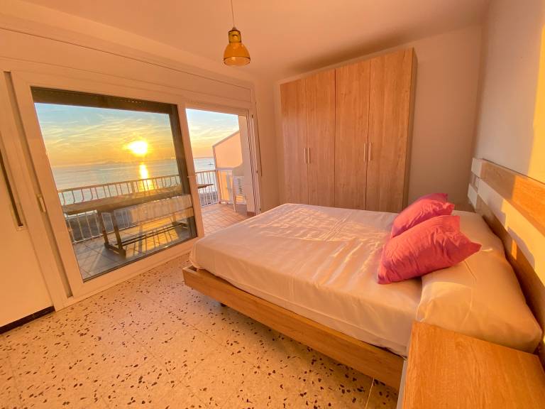 Spacious beachfront apartment in Roses — photo 2
