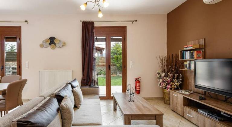 Fully equipped villa with barbeque, yard & private pool | Pets are welcome — photo 2