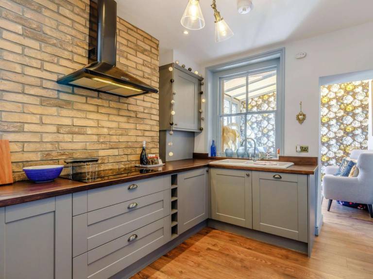 Fully equipped beautiful cottage with yard | Pet-friendly — photo 4