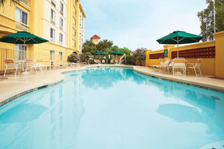 La Quinta Inn & Suites by Wyndham Mesa Superstition Springs — photo 2