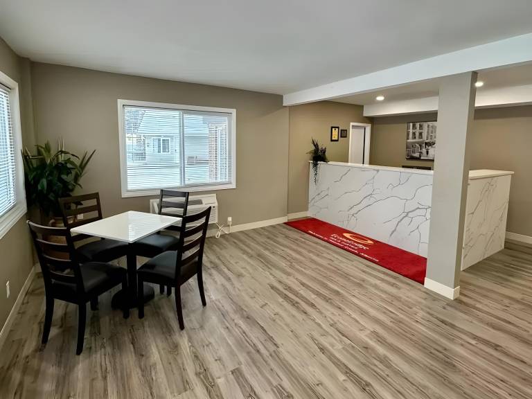 Econo Lodge Inn & Suites in Pincher Creek, AB