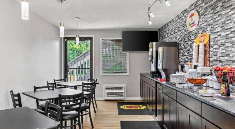 Super 8 By Wyndham Brownsburg — photo 2