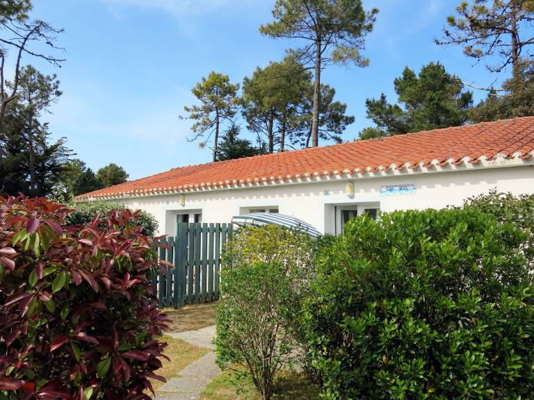 Vacation home with yard, heated pool & BBQ — photo 5