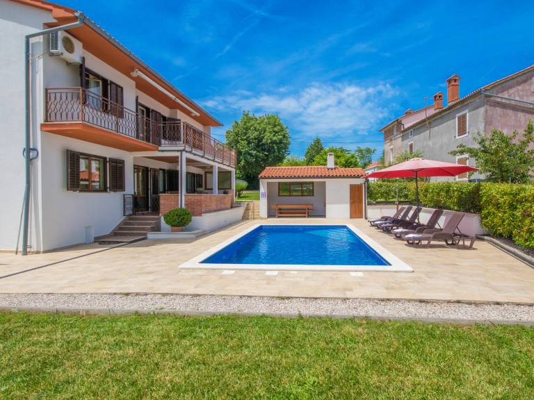 Family-friendly pleasant rental with grill, garden & pool | Pool view | Pets are welcome — photo 3