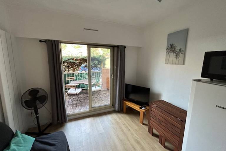 Holiday apartment with patio — photo 2