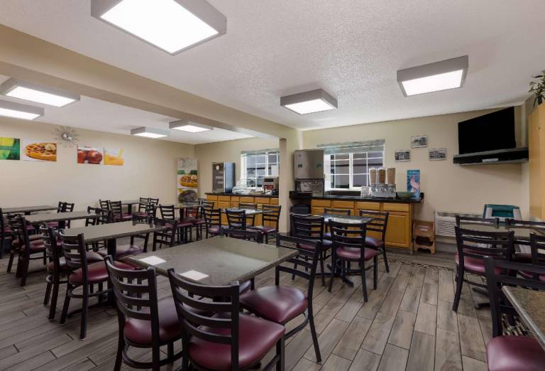 Quality Inn & Suites Medford Airport — photo 4