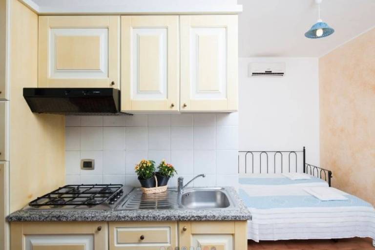Holiday apartment with pool & garden — photo 4
