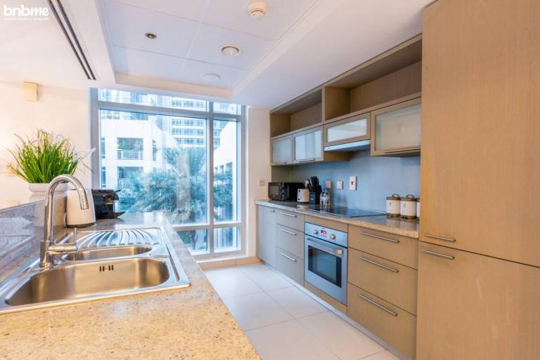 Fully equipped rental apartment with garden & pool | Next to Burj Khalifa | Perfect for remote work | Pets are welcome — photo 3