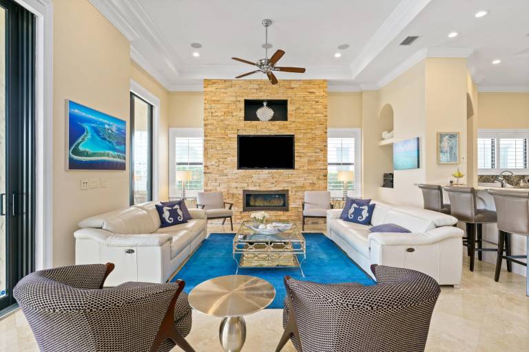 Villa with pool, hot tub & grill | Perfect for remote work — photo 4