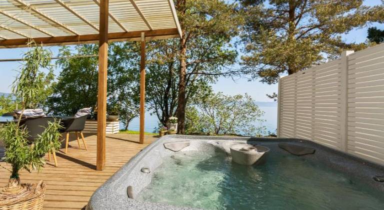 Vacation home with patio, garden & hot tub | Dogs allowed — photo 4