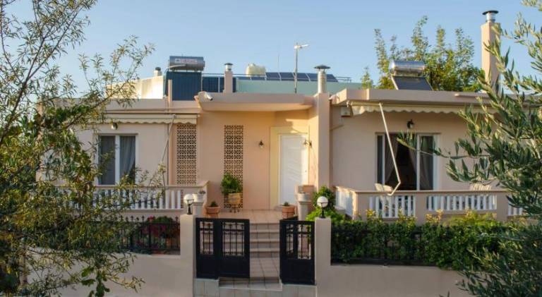 Holiday apartment with terrace, BBQ & garden in Chania