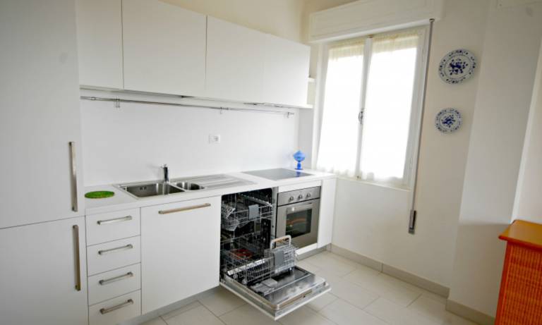 Bright apartment with sea view — photo 3