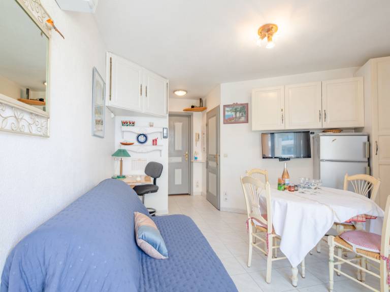 Rental apartment with patio — photo 4