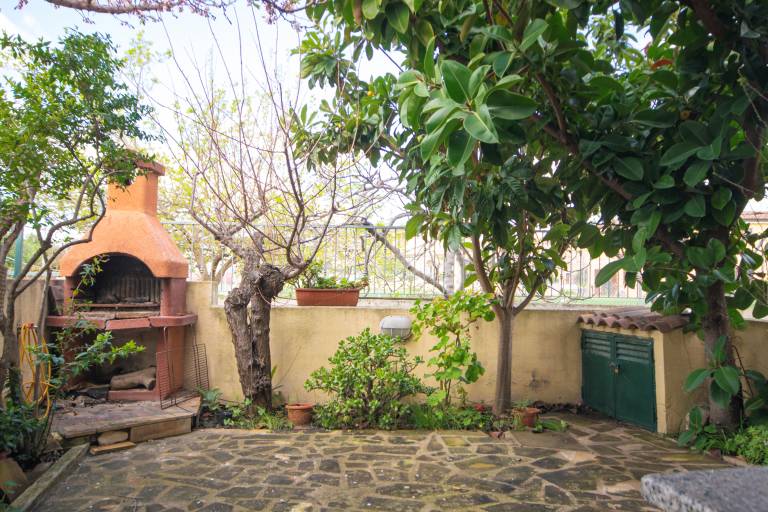 Rental apartment with garden, BBQ & terrace | Garden view — photo 5