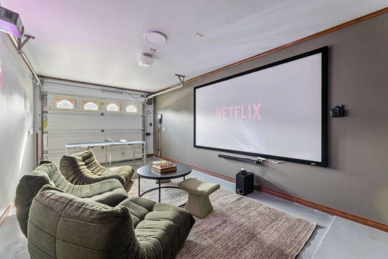 Golf-Side Luxe Escape Sleeps 13 Hot Tub Theater — photo 5