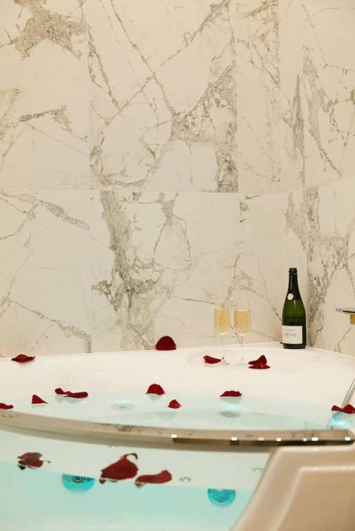 Lavie Maison Marais AC Hot Tub — photo 4