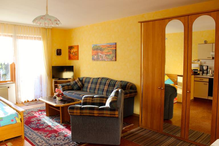 Child-friendly rental apartment with terrace, yard & pool | Garden view | Pet-friendly — photo 5