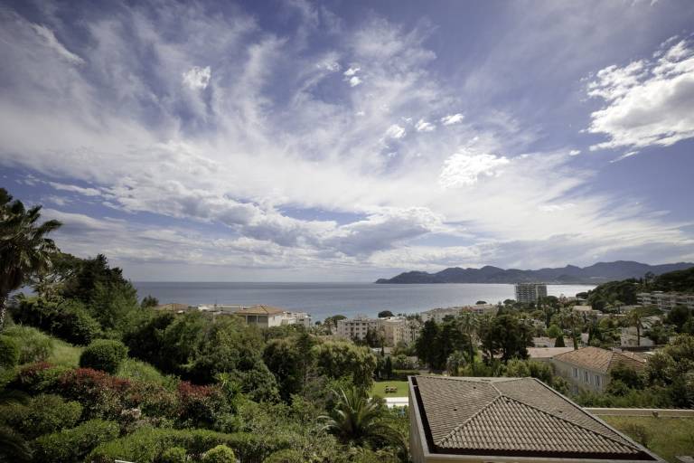 Child-friendly rental apartment with private pool & patio | Beach view | Close to the beach | Suitable for remote work | Dogs allowed in Mougins