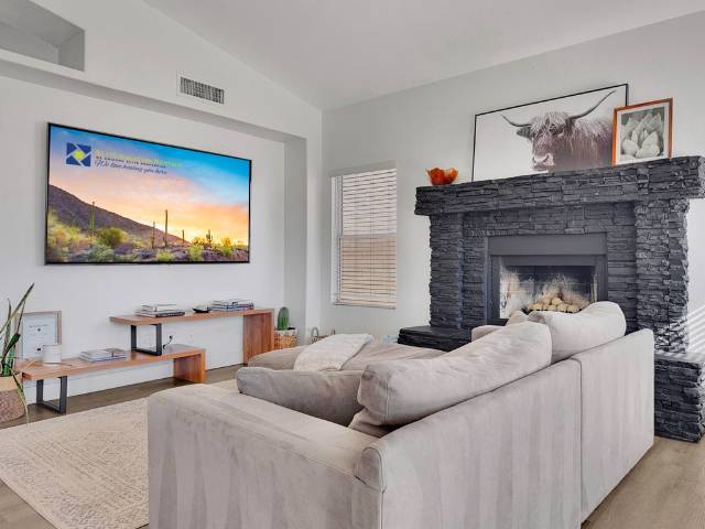 Pool Home. Sleeps 11. Super Mesa Location! — photo 3