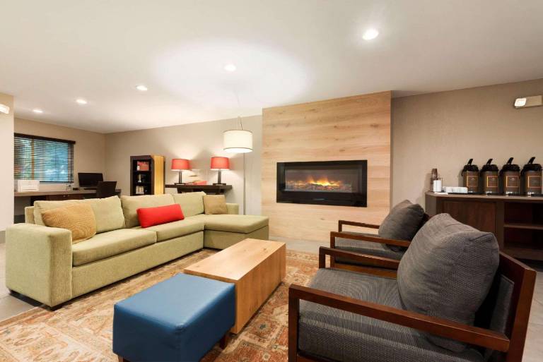 Country Inn & Suites by Radisson, Cedar Rapids Airport, IA — photo 2