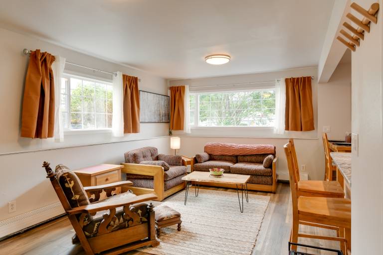 6 Mi to Dtwn Bright & Airy Anchorage Getaway