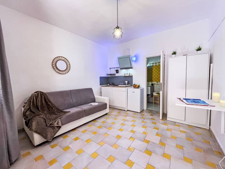 Apartment with pool, patio & garden — photo 4