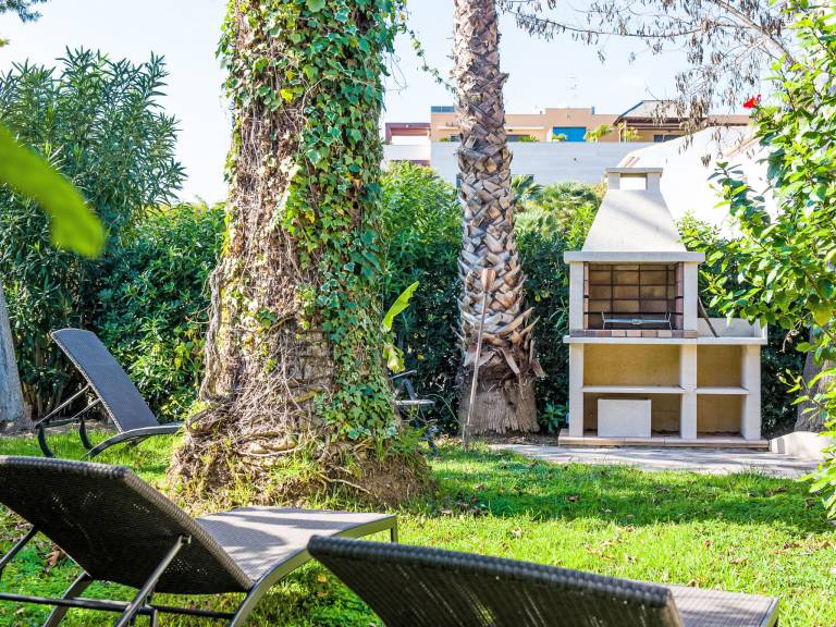 House with barbeque, patio & yard — photo 4