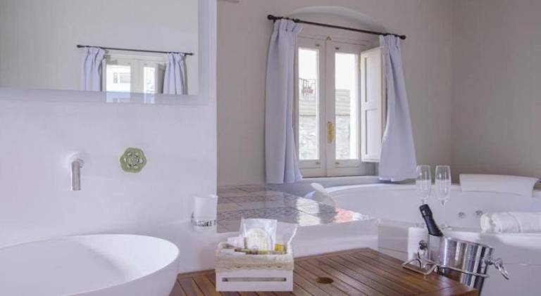 Vacation home with jacuzzi — photo 2