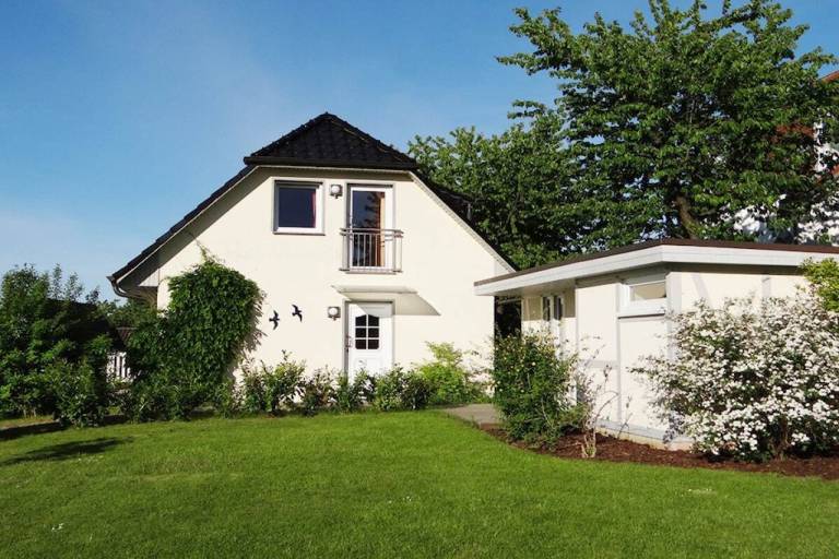 Vacation home with patio, yard & barbecue in Bergen auf Ruegen