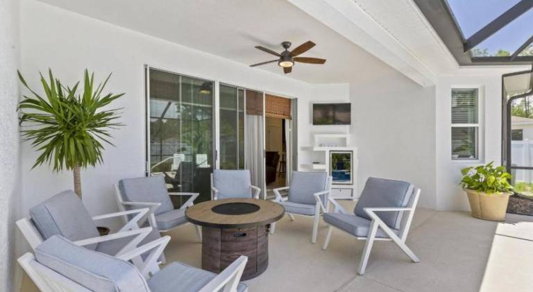 Vacation home with pool — photo 4