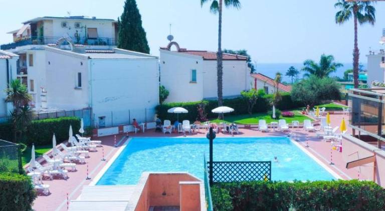 Pleasant holiday apartment with pool | Beach nearby | Pets are welcome in Sanremo