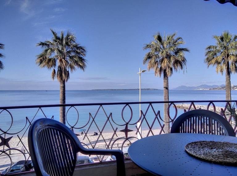 Apartment with terrace & garden in Antibes
