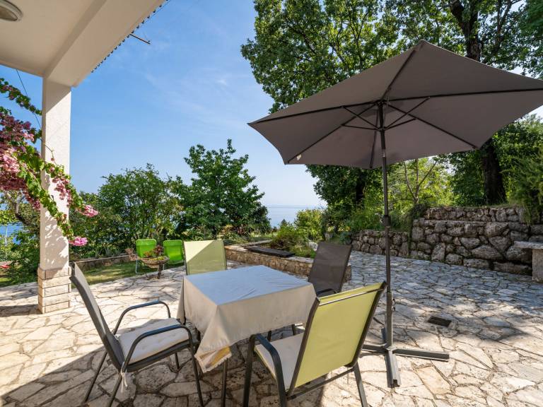 Beautiful rental apartment with patio, barbeque & yard | Nature view | Close to the beach | Pet-friendly — photo 2