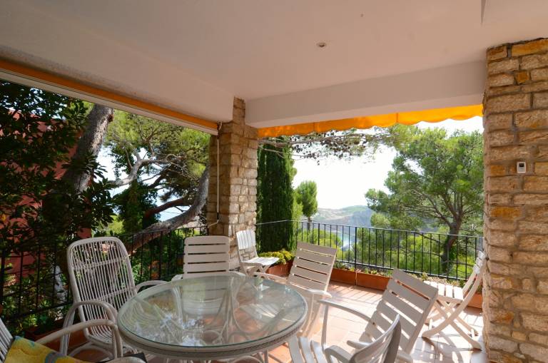 Villa with barbecue, patio & yard — photo 2