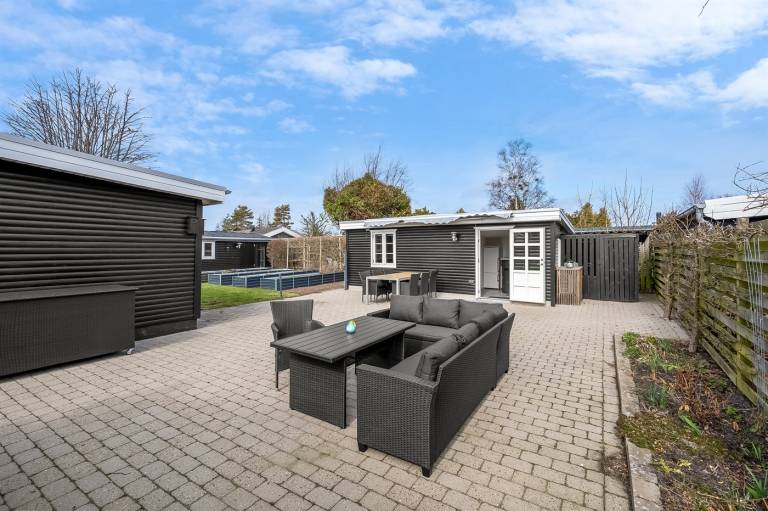 Vacation home with yard, patio & barbeque — photo 2