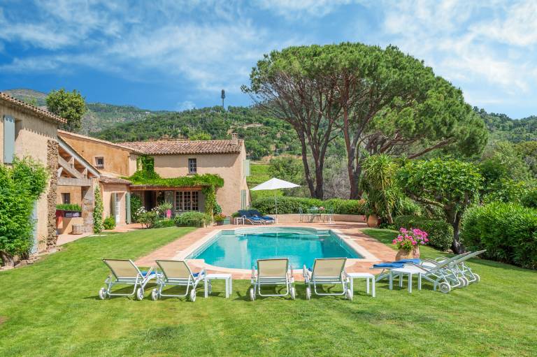 Children-friendly villa with barbecue, pool & yard | Pets allowed — photo 5
