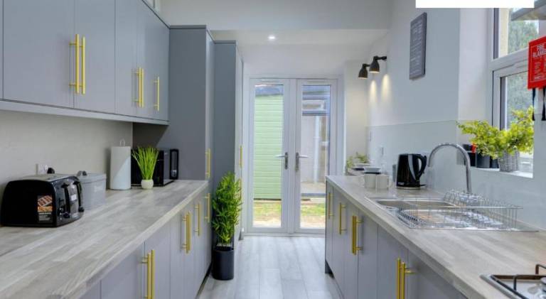 5 Bedroom - 5 Ensuite Baths, Sleeps 10, Near City Centre, with Free Wi-Fi, Garden - Family Stay - Bu — photo 4