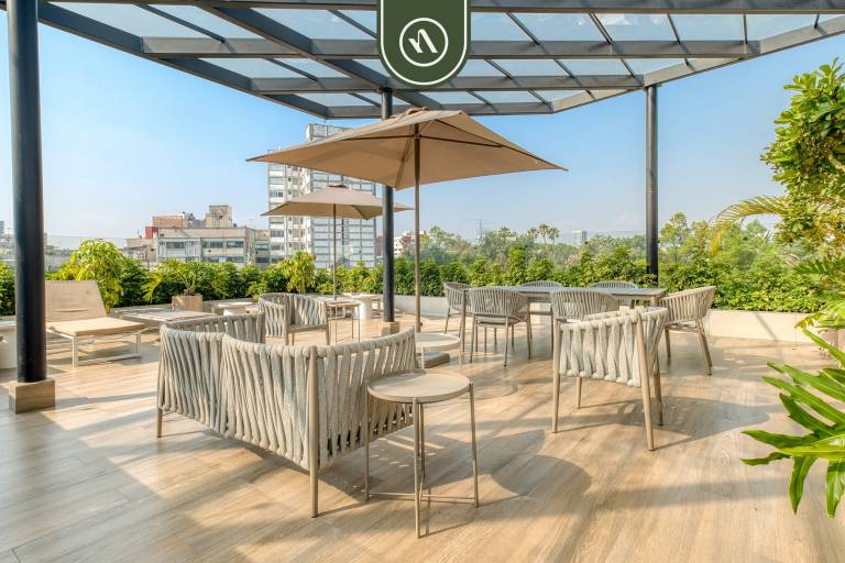 Luxury 2 BR Condo Rooftop Pool with City View