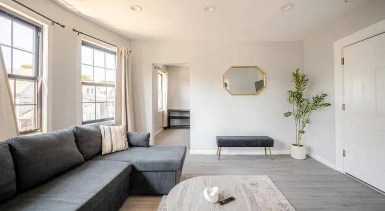 Modern 3-Bdrm Apt in Black Rock — photo 3