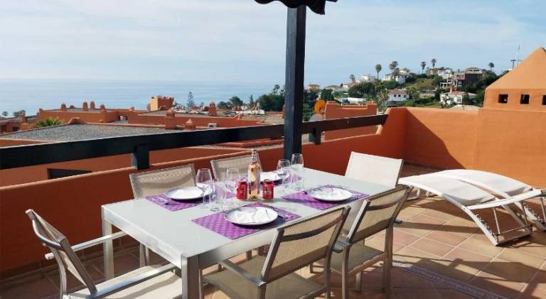 Apartment with patio & private pool | Close to the beach | Dogs allowed in Estepona